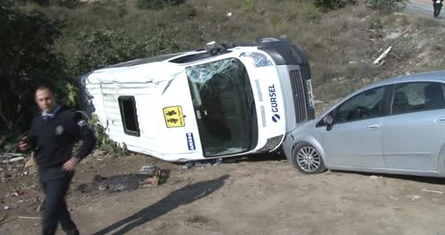 Ümraniye'de Freni Boşalan Okul Servisi Kaza Yaptı: 3'ü Öğrenci, 5 Yaralı