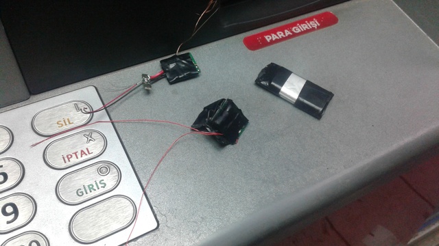 ATM'deki Yapışkanlı Düzeneği Fark Eden Vatandaş, Dolandırılmaktan Kurtuldu