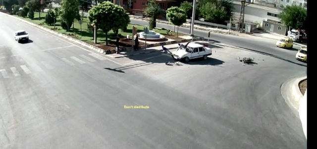 Işık İhlali Yapan Motosikletin, Üstündeki 3 Yolcuyla Havaya Uçtuğu Anlar Kamerada