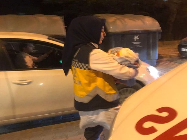 Ağzı Bağlanarak Poşetle Çöp Konteynerine Bırakılan Bebeği Vatandaşlar Buldu