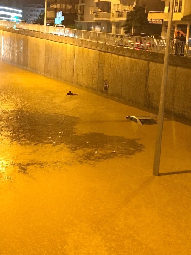 Alanya'da Alt Geçidi Su Bastı! Otomobil Sürücüsü Yüzerek Canını Kurtardı