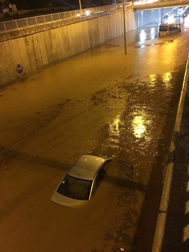Alanya'da Alt Geçidi Su Bastı! Otomobil Sürücüsü Yüzerek Canını Kurtardı