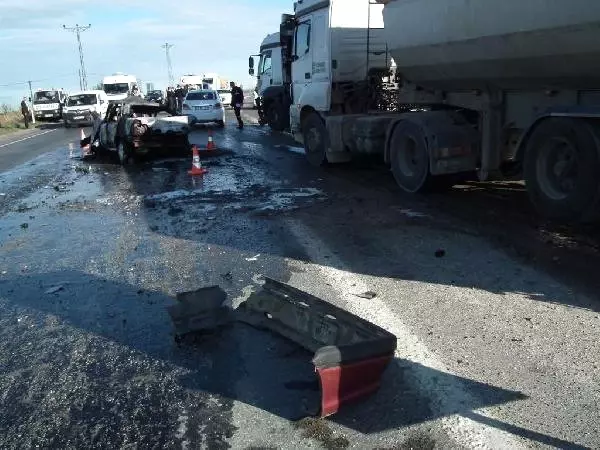 TIR'ın Altına Giren Otomobil, Hurda Yığınına Döndü: 2 Ölü