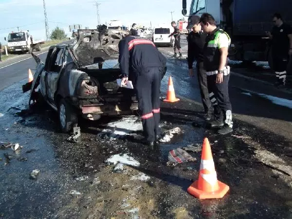 TIR'ın Altına Giren Otomobil, Hurda Yığınına Döndü: 2 Ölü