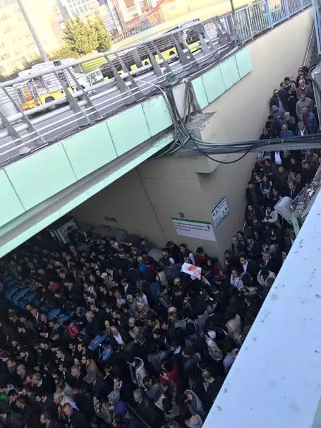 Duraktaki Yaya Kadına Metrobüs Çarptı! Seferler Aksayınca Vatandaşlar İsyan Etti