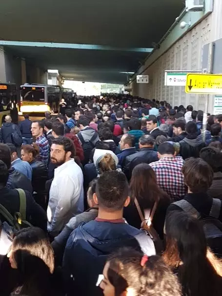 Duraktaki Yaya Kadına Metrobüs Çarptı! Seferler Aksayınca Vatandaşlar İsyan Etti