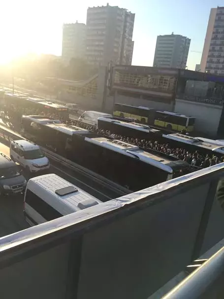 Duraktaki Yaya Kadına Metrobüs Çarptı! Seferler Aksayınca Vatandaşlar İsyan Etti