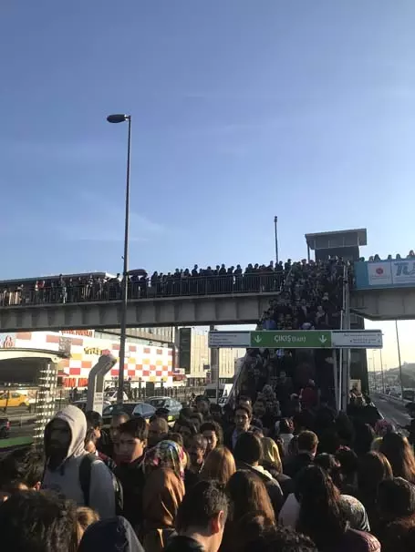 Duraktaki Yaya Kadına Metrobüs Çarptı! Seferler Aksayınca Vatandaşlar İsyan Etti