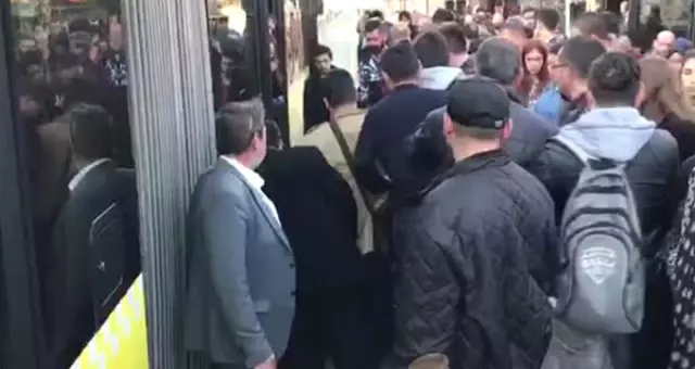 Duraktaki Yaya Kadına Metrobüs Çarptı! Seferler Aksayınca Vatandaşlar İsyan Etti