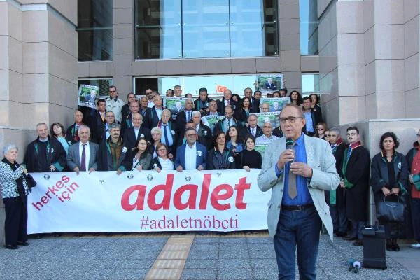 Temizlik Çalışması Adalet Nöbetine Denk Gelince, Avukatlar Tepki İçin Paspas Yaptı