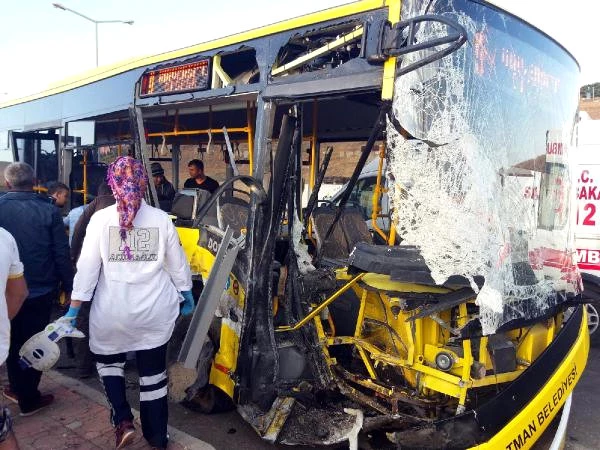 Üniversitelileri Taşıyan Servisle Halk Otobüsü Çarpıştı: 19 Öğrenci Yaralandı