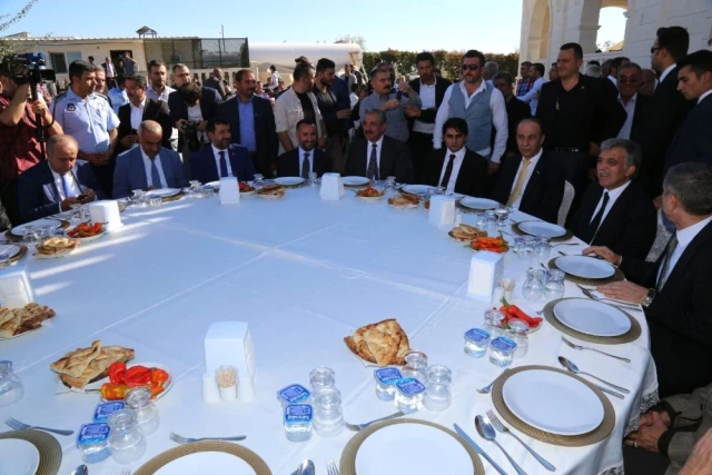 Abdullah Gül'ün Onuruna Verilen Yemekte 50 Koyun Kesildi