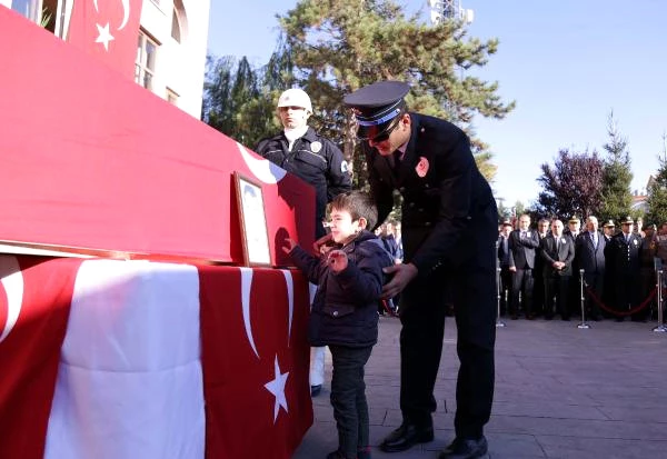 Kız Kaçırma Olayında Şehit Olan Polisin Cenaze Törenine Oğlu Damga Vurdu