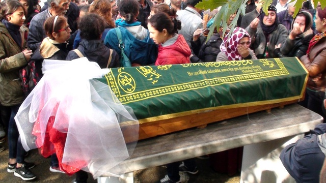Cenazesini Kadınlar Omuzladı! Liseli Helin'in Takamayacağı Duvağı Tabutunun Üzerinde