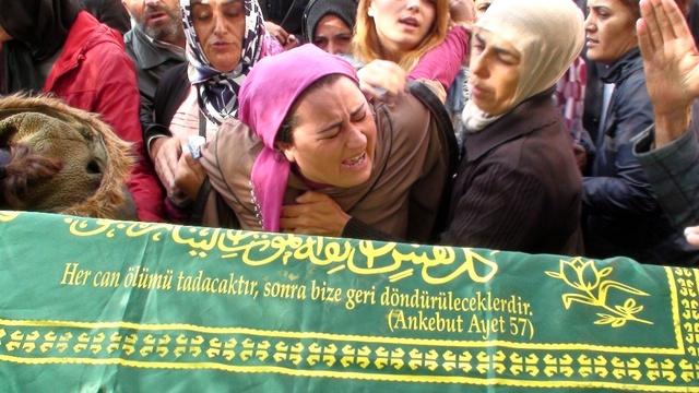 Cenazesini Kadınlar Omuzladı! Liseli Helin'in Takamayacağı Duvağı Tabutunun Üzerinde