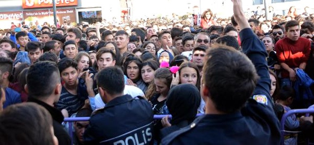 Konserde İzdiham Çıktı, Bayılanlar Oldu, Aleyna 2 Dakikada Sahneden İndi