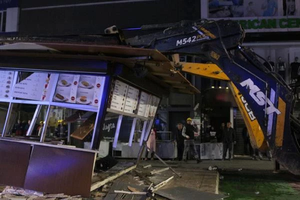 İstanbul'da olaylı gece! İş Makinelerinin Camlarını Kırıp Zabıtaya Saldırdılar