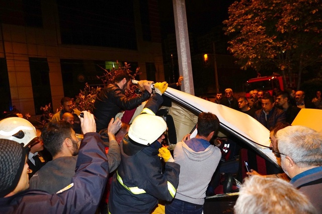 Paramparça Olan Otomobilden Sağ Çıktılar