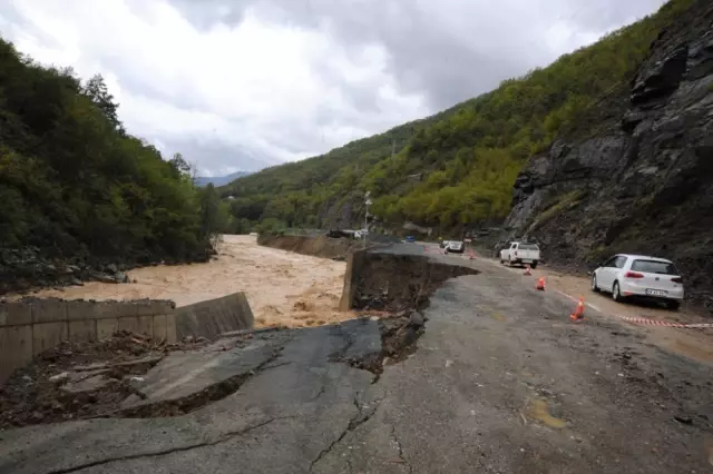 Artvin'de Sağanak Yağış Sele Dönüştü, Evleri Su Bastı!