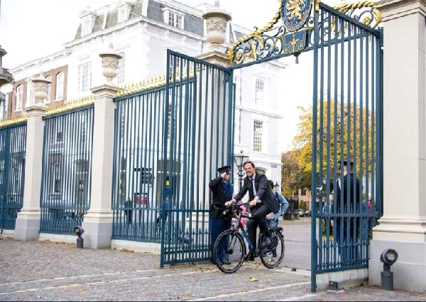 Hollanda Başbakanı Rutte, Kral ile Görüşmeye Bisikletiyle Gitti