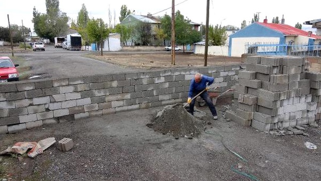 Tapulu Arazisinden Geçen Yola Duvar Ören Yaşlı Adamı Görenler Şaşkına Döndü
