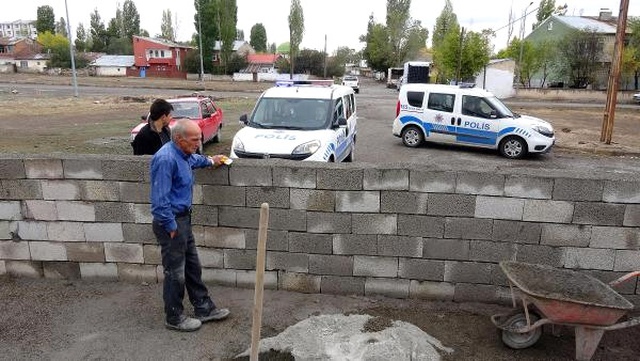 Tapulu Arazisinden Geçen Yola Duvar Ören Yaşlı Adamı Görenler Şaşkına Döndü