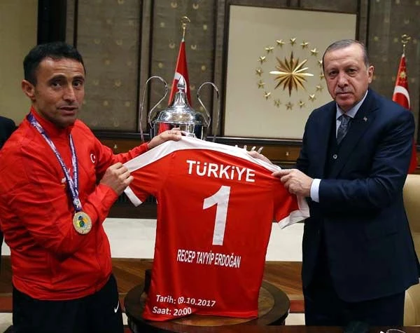 Cumhurbaşkanı Erdoğan, Avrupa Şampiyonu Olan A Milli Ampute Futbol Takımını Kabul Etti