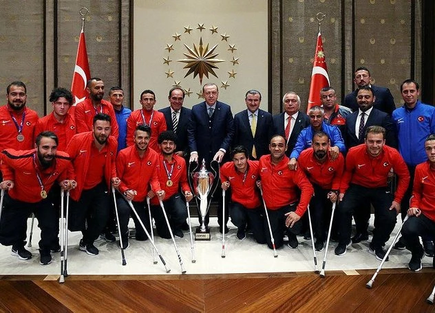 Cumhurbaşkanı Erdoğan, Avrupa Şampiyonu Olan A Milli Ampute Futbol Takımını Kabul Etti