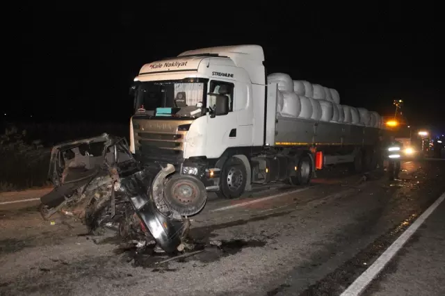 TIR'la Çarpışarak Hurdaya Dönen Aracın Sürücüsü Mucizevi Şekilde Kurtuldu