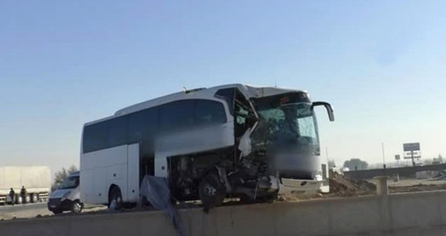 Afyonkarahisar'da Yolcu Otobüsü ile TIR Çarpıştı: 1 Ölü, 22 Yaralı