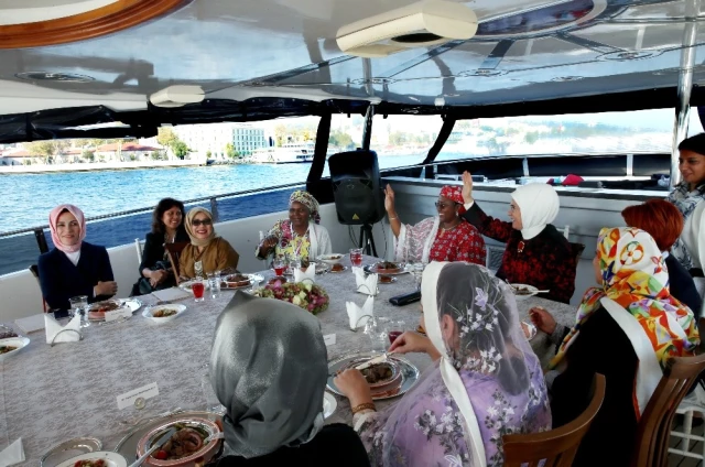 Emine Erdoğan, D-8 Zirvesine Katılan Liderlerin Eşlerini Teknede Ağırladı
