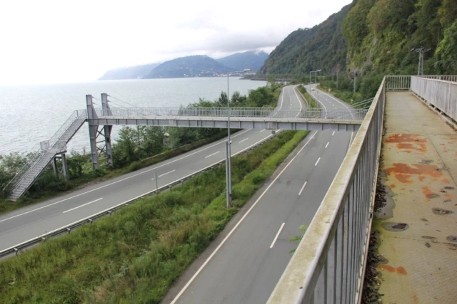 Karadeniz Usulü Üst Geçit! Labirent Gibi, Kullanan Nereye Gideceğini Şaşırıyor