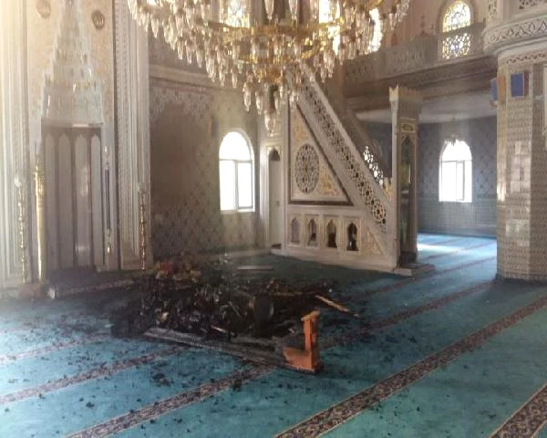 Kartal'da Camiye Giren Akıl Hastası Kitapları Yakıp Yangın Çıkardı
