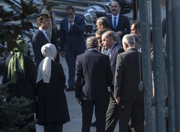 AK Parti'nin İstişare Toplantısına Katılan Erdoğan'ı Kapıda Bakan Ordusu Karşıladı