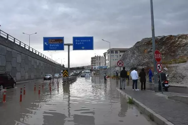 Kuşadası'nda 15 Dakika Süren Yağmur, Hayatı Felç Etti