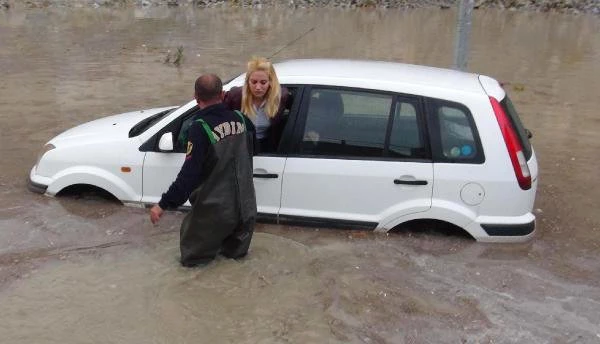 Kuşadası'nda 15 Dakika Süren Yağmur, Hayatı Felç Etti