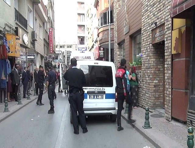 Masaj Salonunda Çalışan Kadının Ailesiyle Erkek Arkadaşı Birbirine Girdi: 1 Yaralı