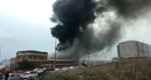 Beylikdüzü'nde Tekstil Fabrikasında Yangın! Ekipler 2 Saat Boyunca Mücadele Etti