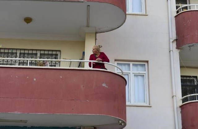 Bunalıma Giren Oğlunun Eve Kilitlediği Kadını İtfaiye Kurtardı