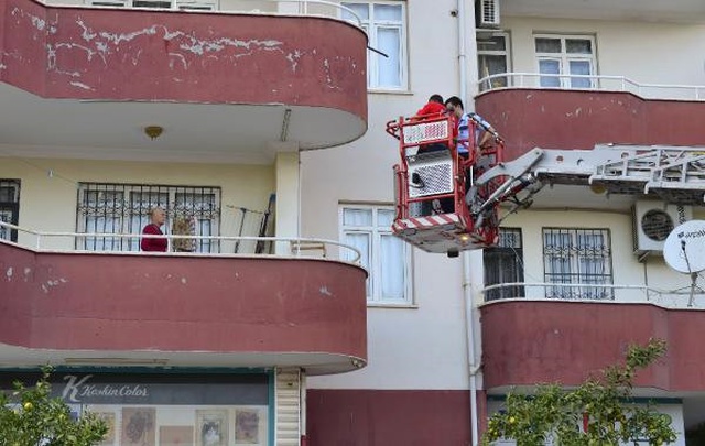 Bunalıma Giren Oğlunun Eve Kilitlediği Kadını İtfaiye Kurtardı