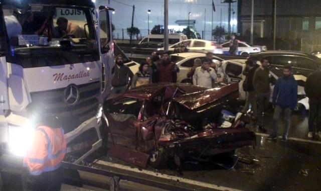 Kayganlaşan Yolda Duramayan TIR, 10 Aracı Altına Aldı: 2'si Ağır, 8 Yaralı
