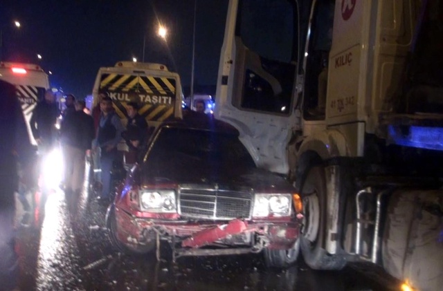Kayganlaşan Yolda Duramayan TIR, 10 Aracı Altına Aldı: 2'si Ağır, 8 Yaralı