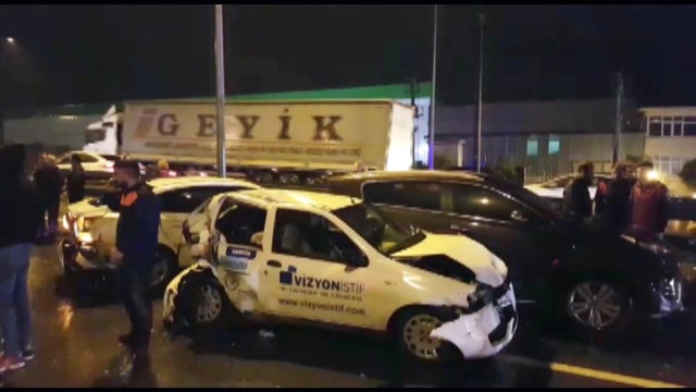 Kayganlaşan Yolda Duramayan TIR, 10 Aracı Altına Aldı: 2'si Ağır, 8 Yaralı