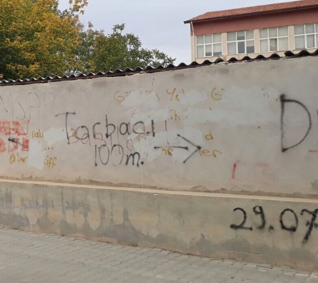 Üniversitenin Duvarındaki Yazıyı Gören Öğrencilerden Sprey Boyalı Tepki