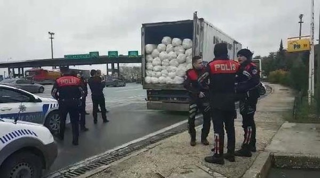 TEM Otoyolunda Durdurulan Şüpheli Kamyonda Arama! Şoför Gözaltında