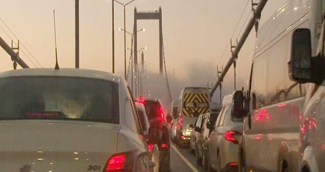 15 Temmuz Şehitler Köprüsü'nde Trafik Kazası! Trafik Durma Noktasına Geldi