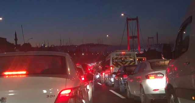 15 Temmuz Şehitler Köprüsü'nde Trafik Kazası! Trafik Durma Noktasına Geldi