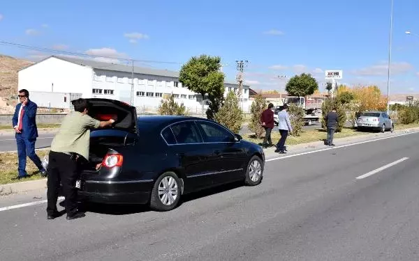 Bakan İsmet Yılmaz'ın Konvoyunda Makam Araçları Çarpıştı