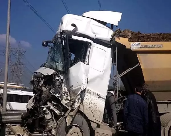 TEM'de İki Hafriyat Kamyonu Çarpıştı! Yaralı Sürücü, Sigara İçerek Kurtarılmayı Bekledi