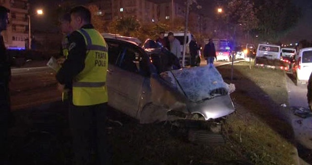 İzmir'de İçinde Polislerin Bulunduğu Araç Kaza Yaptı: 2 Şehit, 3 Yaralı